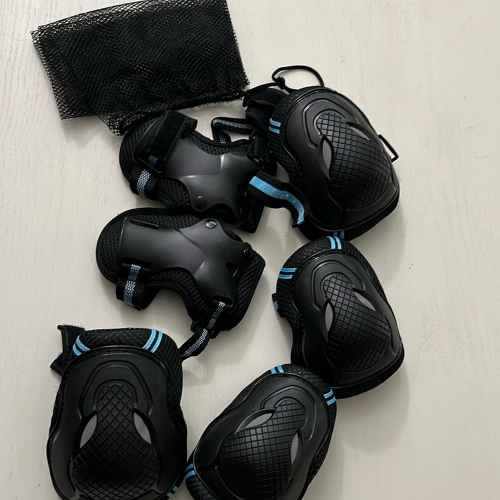 Knee, elbow and shin pads w/ carry case!